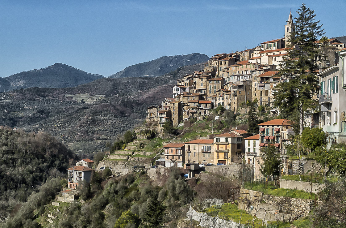 Apricale village pittoresque Italie
