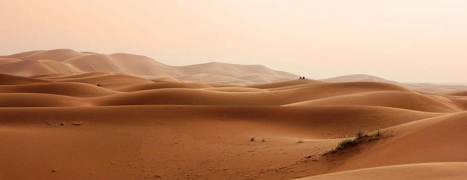 Vu sur le désert marocain et toutes ses dunes avec couché de soleil.