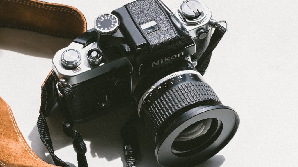 appareil photo ancien de couleur noir et de marque nikon