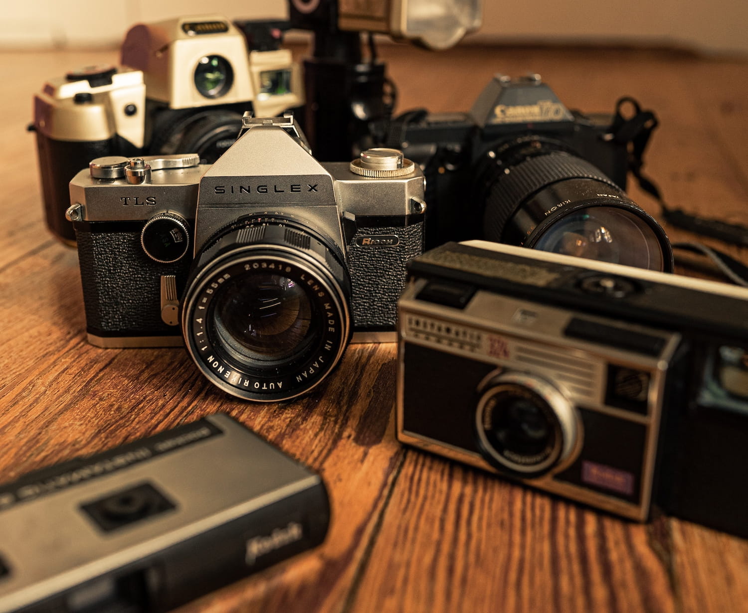 4 appareils photo vintage noir posés sur une table